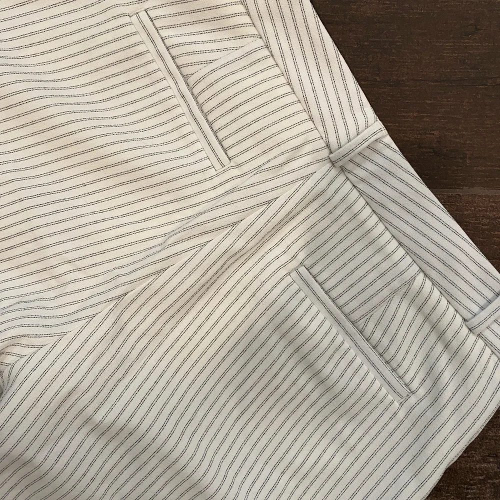 31” W, White with Black Pinstripe Banana Dress Shorts Size 0 EUC